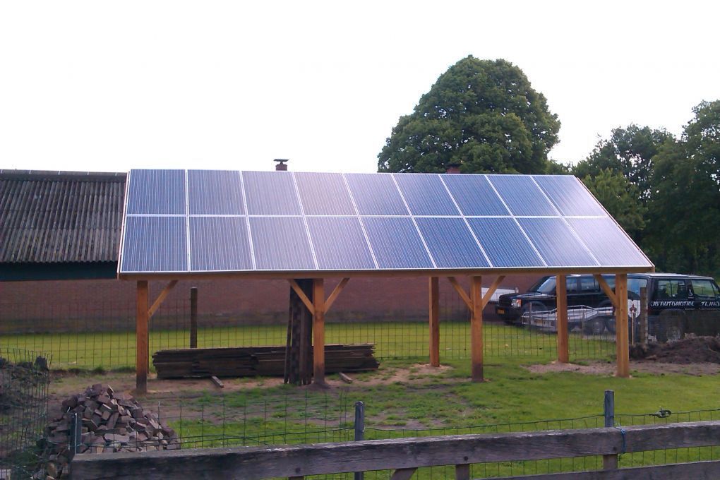 Blauwe zonnepanelen geplaatst op overkapping veranda te Hooghalen in 2013 Blauwe zonnepanelen geplaatst op overkapping veranda te Hooghalen in 2013