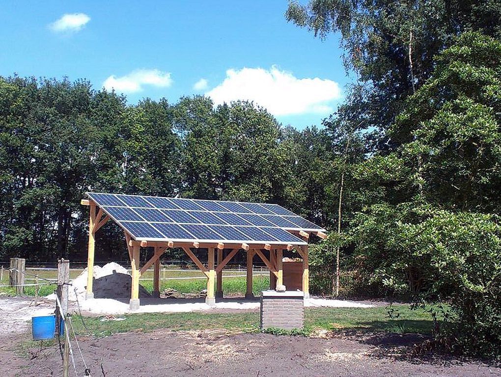 Blauwe zonnepanelen geplaatst op overkapping veranda te Dwingeloo in 2013 Blauwe zonnepanelen geplaatst op overkapping veranda te Dwingeloo in 2013