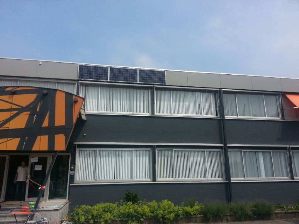 Blauwe zonnepanelen geplaatst aan gevel te Hoogkerk in mei 2013 Blauwe zonnepanelen geplaatst aan gevel te Hoogkerk in mei 2013