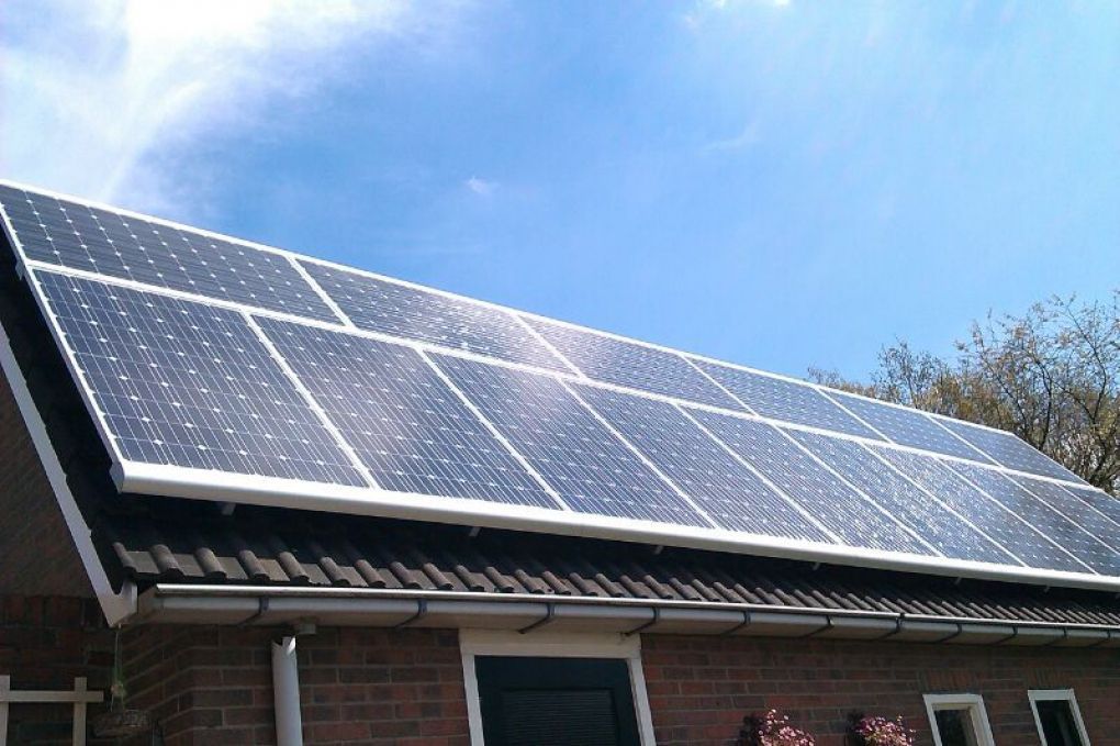 Blauwe zonnepanelen geplaatst op schuin dak te Valthermond in juli 2013 Blauwe zonnepanelen geplaatst op schuin dak te Valthermond in juli 2013