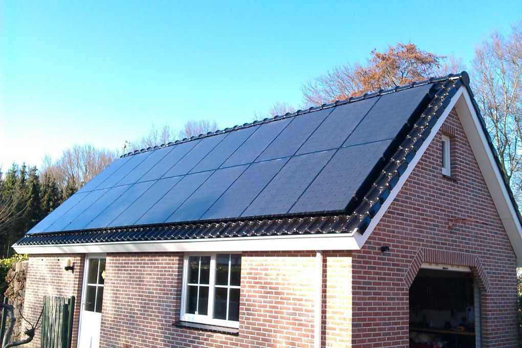 Zwarte zonnepanelen geplaatst op schuin dak te Stadskanaal in oktober 2013 Zwarte zonnepanelen geplaatst op schuin dak te Stadskanaal in oktober 2013