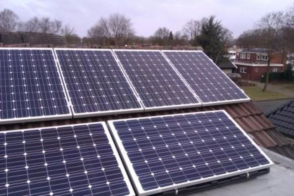 Blauwe zonnepanelen geplaatst op plat en schuin dak te Emmen in februari 2013 Blauwe zonnepanelen geplaatst op plat en schuin dak te Emmen in februari 2013