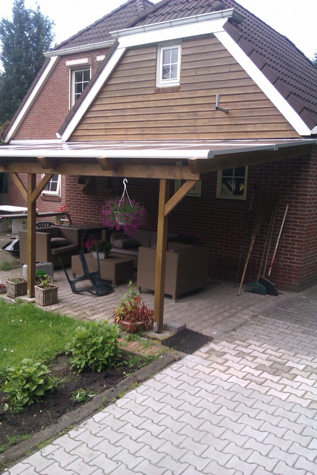 Blauwe zonnepanelen geplaatst met veranda te Odoornerveen in december 2013 Blauwe zonnepanelen geplaatst met veranda te Odoornerveen in december 2013