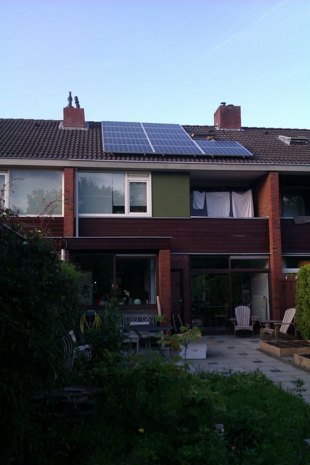 Blauwe zonnepanelen geplaatst op schuin dak te Haren in april 2013 Blauwe zonnepanelen geplaatst op schuin dak te Haren in april 2013