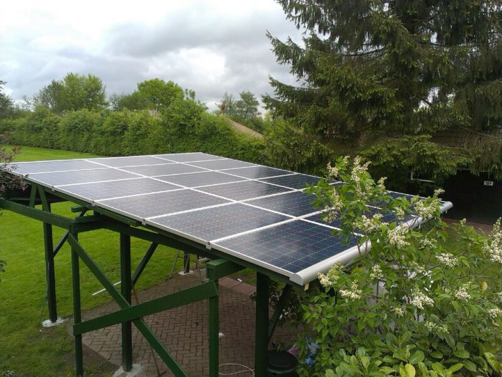 Blauwe zonnepanelen geplaatst op veranda te Paterswolde in juni 2013 Blauwe zonnepanelen geplaatst op veranda te Paterswolde in juni 2013