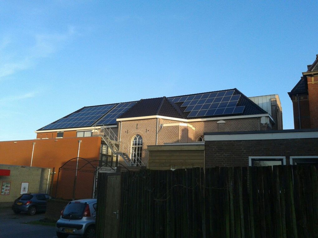 Blauwe zonnepanelen geplaatst op schuin dak te Winsum in september 2013 Blauwe zonnepanelen geplaatst op schuin dak te Winsum in september 2013