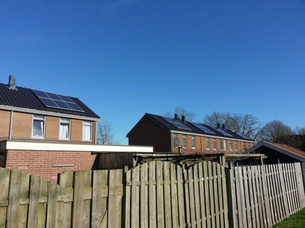 Blauwe zonnepanelen geplaatst op schuin daken te Gasselternijveen in september 2013 Blauwe zonnepanelen geplaatst op schuin daken te Gasselternijveen in september 2013