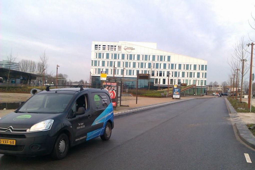 Blauwe zonnepanelen geplaatst op plat dak te Groningen in april 2013 Blauwe zonnepanelen geplaatst op plat dak te Groningen in april 2013