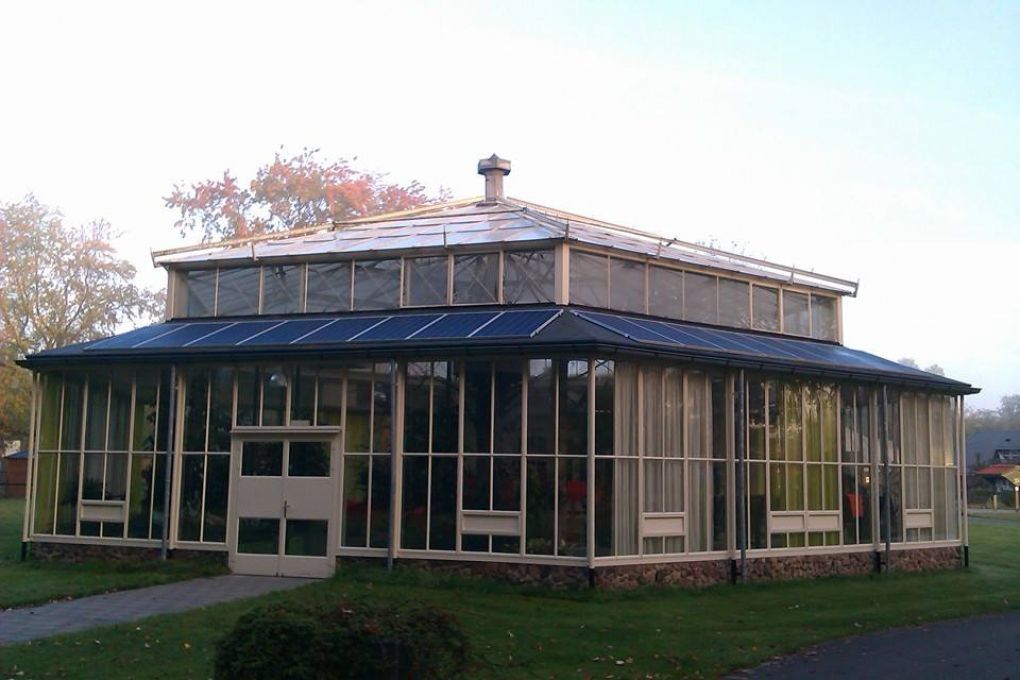Blauwe zonnepanelen geplaatst op plat dak te Assen in mei april 2013 Blauwe zonnepanelen geplaatst op plat dak te Assen in mei april 2013