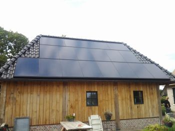 Zwarte Sunpower zonnepanelen geplaatst op schuin dak te Oudemolen in juni 2014 Zwarte Sunpower zonnepanelen geplaatst op schuin dak te Oudemolen in juni 2014