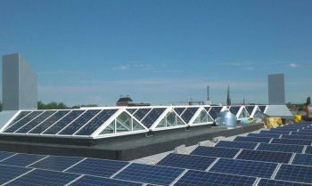 Blauwe zonnepanelen geplaatst op plat dak te Leeuwarden in oktober 2014 Blauwe zonnepanelen geplaatst op plat dak te Leeuwarden in oktober 2014