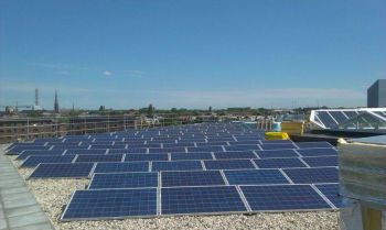 Blauwe zonnepanelen geplaatst op plat dak te Leeuwarden in oktober 2014 Blauwe zonnepanelen geplaatst op plat dak te Leeuwarden in oktober 2014