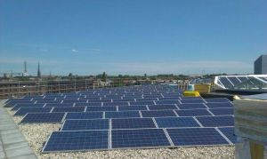 Blauwe zonnepanelen geplaatst op plat dak te Leeuwarden in oktober 2014 Blauwe zonnepanelen geplaatst op plat dak te Leeuwarden in oktober 2014