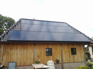 Zwarte Sunpower zonnepanelen geplaatst op schuin dak te Oudemolen in juni 2014 Zwarte Sunpower zonnepanelen geplaatst op schuin dak te Oudemolen in juni 2014