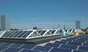 Blauwe zonnepanelen geplaatst op plat dak te Leeuwarden in oktober 2014 Blauwe zonnepanelen geplaatst op plat dak te Leeuwarden in oktober 2014