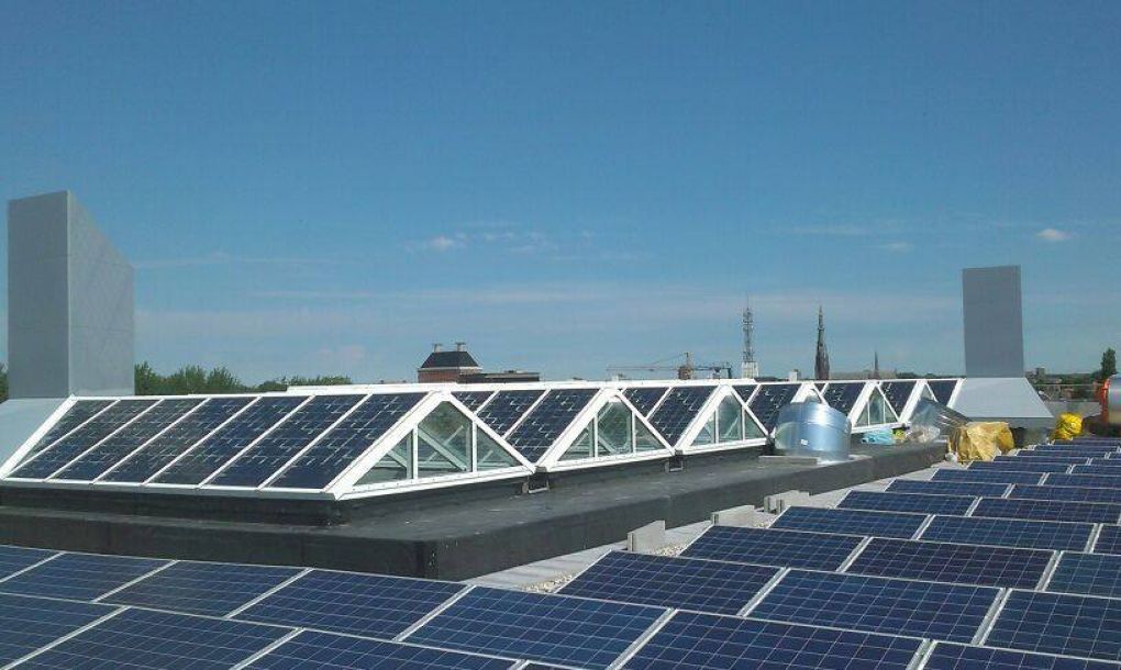 Blauwe zonnepanelen geplaatst op plat dak te Leeuwarden in oktober 2014 Blauwe zonnepanelen geplaatst op plat dak te Leeuwarden in oktober 2014