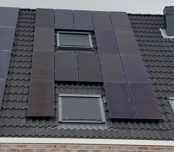 Zwarte zonnepanelen geplaatst op schuin dak te Schildwolde in juni 2016 Zwarte zonnepanelen geplaatst op schuin dak te Schildwolde in juni 2016