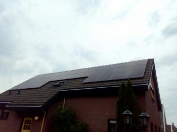 Zwarte zonnepanelen geplaatst op schuin dak te Emmer-Compascuum in juni 2016 Zwarte zonnepanelen geplaatst op schuin dak te Emmer-Compascuum in juni 2016