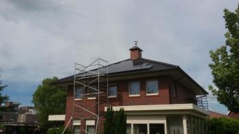 Zwarte zonnepanelen geplaatst op schuin dak te Musselkanaal in juni 2016 Zwarte zonnepanelen geplaatst op schuin dak te Musselkanaal in juni 2016