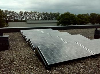 White sheet zonnepanelen geplaatst op plat dak te Hoogezand in juli 2016 White sheet zonnepanelen geplaatst op plat dak te Hoogezand in juli 2016