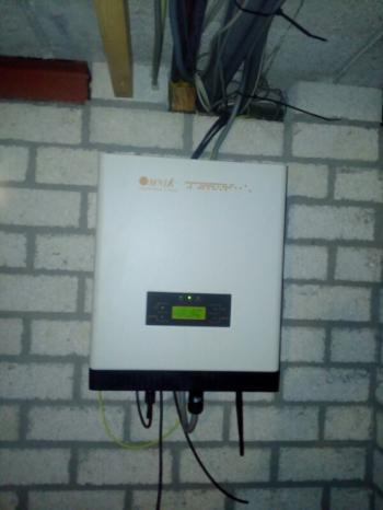 Omvormer van installatie zwarte zonnepanelen geplaatst op schuin dak te Valthermond in juli 2016 Omvormer van installatie zwarte zonnepanelen geplaatst op schuin dak te Valthermond in juli 2016