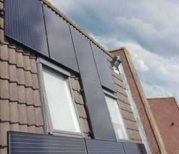 Zwarte zonnepanelen geplaatst op schuin en plat dak te Assen in juli 2016 Zwarte zonnepanelen geplaatst op schuin en plat dak te Assen in juli 2016