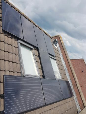 Zwarte zonnepanelen geplaatst op schuin en plat dak te Assen in juli 2016 Zwarte zonnepanelen geplaatst op schuin en plat dak te Assen in juli 2016