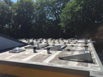 Blauwe zonnepanelen geplaatst op plat dak te Ter Apelkanaal in juli 2016 Blauwe zonnepanelen geplaatst op plat dak te Ter Apelkanaal in juli 2016