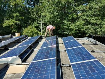 Blauwe zonnepanelen geplaatst op plat dak te Ter Apelkanaal in juli 2016 Blauwe zonnepanelen geplaatst op plat dak te Ter Apelkanaal in juli 2016