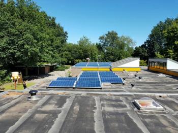 Blauwe zonnepanelen geplaatst op plat dak te Ter Apelkanaal in juli 2016 Blauwe zonnepanelen geplaatst op plat dak te Ter Apelkanaal in juli 2016