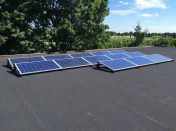 Blauwe zonnepanelen geplaatst op plat dak te Ter Apelkanaal in juli 2016 Blauwe zonnepanelen geplaatst op plat dak te Ter Apelkanaal in juli 2016