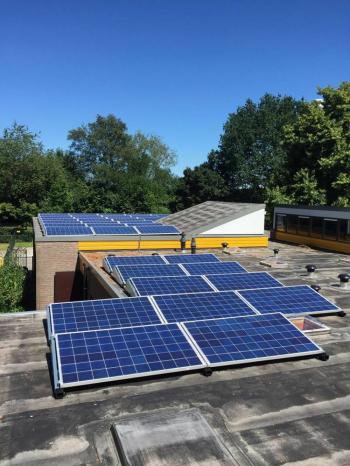 Blauwe zonnepanelen geplaatst op plat dak te Ter Apelkanaal in juli 2016 Blauwe zonnepanelen geplaatst op plat dak te Ter Apelkanaal in juli 2016