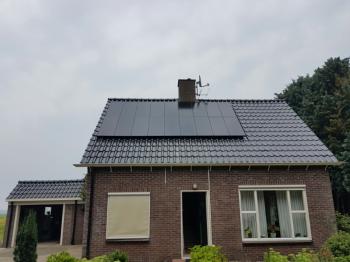 Zwarte zonnepanelen geplaatst op schuin dak te Ter Apel in juli 2016 Zwarte zonnepanelen geplaatst op schuin dak te Ter Apel in juli 2016