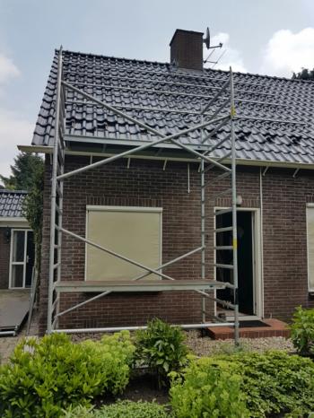 Zwarte zonnepanelen geplaatst op schuin dak te Ter Apel in juli 2016 Zwarte zonnepanelen geplaatst op schuin dak te Ter Apel in juli 2016
