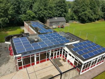 Blauwe zonnepanelen geplaatst op plat dak te Nieuwlande in juli 2016 Blauwe zonnepanelen geplaatst op plat dak te Nieuwlande in juli 2016