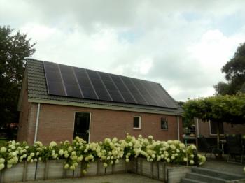 Zwarte zonnepanelen geplaatst op schuin dak te Kerkenveld in juli 2016