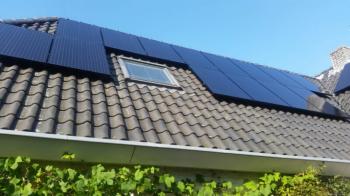 Zwarte zonnepanelen geplaatst op schuin dak te Emmen september 2016