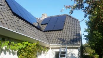 Zwarte zonnepanelen geplaatst op schuin dak te Emmen september 2016 Zwarte zonnepanelen geplaatst op schuin dak te Emmen september 2016