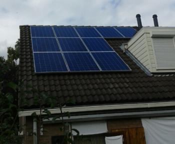 Blauwe Bisol zonnepanelen geplaatst op schuin dak te Sappemeer in september 2016
