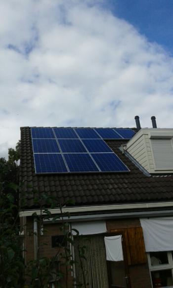 Blauwe Bisol zonnepanelen geplaatst op schuin dak te Sappemeer in september 2016 Blauwe Bisol zonnepanelen geplaatst op schuin dak te Sappemeer in september 2016