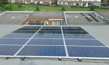 Blauwe zonnepanelen geplaatst op plat-schuin dak te Emmen in september 2016 Blauwe zonnepanelen geplaatst op plat-schuin dak te Emmen in september 2016