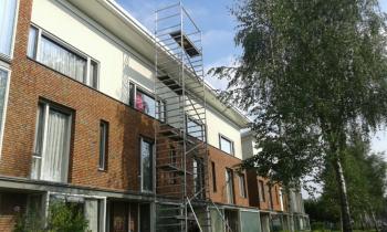Steiger bij het plaatsen van zonnepanelen op plat-schuin dak te Emmen in september 2016 Steiger bij het plaatsen van zonnepanelen op plat-schuin dak te Emmen in september 2016