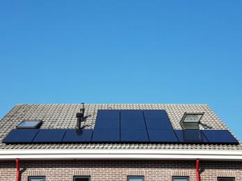Zwarte zonnepanelen geplaatst op schuin dak te Assen (Drenthe) in september 2016 Zwarte zonnepanelen geplaatst op schuin dak te Assen (Drenthe) in september 2016