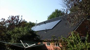 Zwarte zonnepanelen geplaatst op schuin dak te Buinerveen (Drenthe) in september 2016 Zwarte zonnepanelen geplaatst op schuin dak te Buinerveen (Drenthe) in september 2016