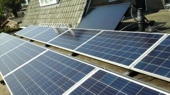 Blauwe zonnepanelen en zonneboiler geplaatst op plat dak te Odoorn (Drenthe) in september 2016 Blauwe zonnepanelen en zonneboiler geplaatst op plat dak te Odoorn (Drenthe) in september 2016