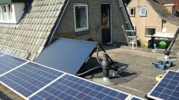 Blauwe zonnepanelen en zonneboiler geplaatst op plat dak te Odoorn (Drenthe) in september 2016 Blauwe zonnepanelen en zonneboiler geplaatst op plat dak te Odoorn (Drenthe) in september 2016