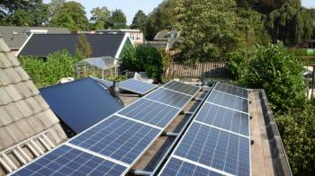 Blauwe zonnepanelen en zonneboiler geplaatst op plat dak te Odoorn (Drenthe) in september 2016 Blauwe zonnepanelen en zonneboiler geplaatst op plat dak te Odoorn (Drenthe) in september 2016