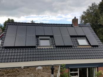 Zwarte zonnepanelen geplaatst op schuin dak te Stadskanaal (Groningen) in september 2016 Zwarte zonnepanelen geplaatst op schuin dak te Stadskanaal (Groningen) in september 2016
