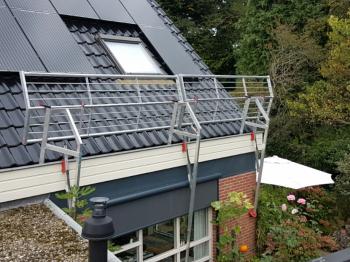 Steiger gebruik voor het plaatsen van een zonnepanelen installatie op schuin dak te Stadskanaal (Groningen) in september 2016 Steiger gebruik voor het plaatsen van een zonnepanelen installatie op schuin dak te Stadskanaal (Groningen) in september 2016