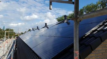 Zwarte zonnepanelen geplaatst op schuine daken te Zuidhorn(Groningen) in september 2016 Zwarte zonnepanelen geplaatst op schuine daken te Zuidhorn(Groningen) in september 2016